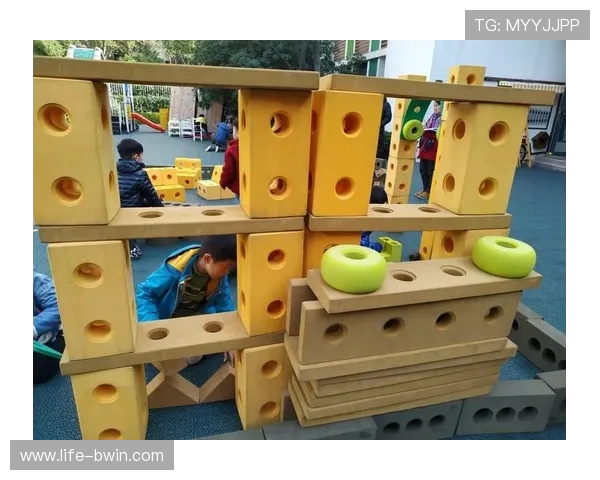 梓墨与队友共同畅玩策略竞技游戏的精彩瞬间与互动心得